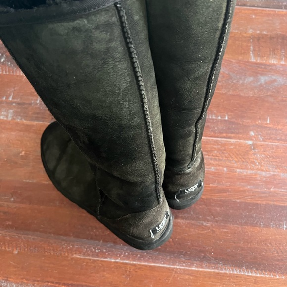 Women’s Uggs - Picture 3 of 11